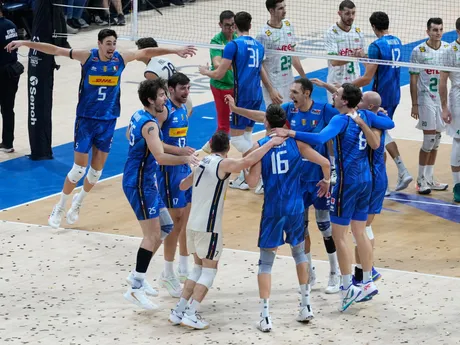 Volejbalisti Talianska oslavujú víťazstvo nad Bulharskom vo finále MS 2025.