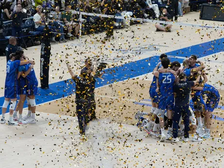 Volejbalisti Talianska oslavujú víťazstvo nad Bulharskom vo finále MS 2025.