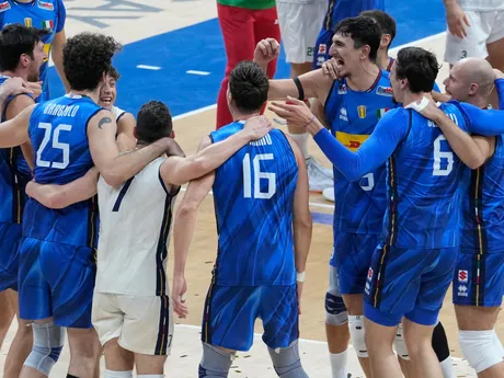 Volejbalisti Talianska oslavujú víťazstvo nad Bulharskom vo finále MS 2025.