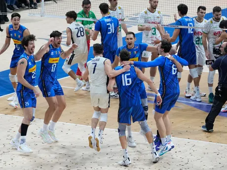 Volejbalisti Talianska oslavujú víťazstvo nad Bulharskom vo finále MS 2025.