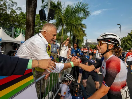 Viktória Chladoňová a prezident SZC Peter Privara počas MS v cyklistike 2025. 