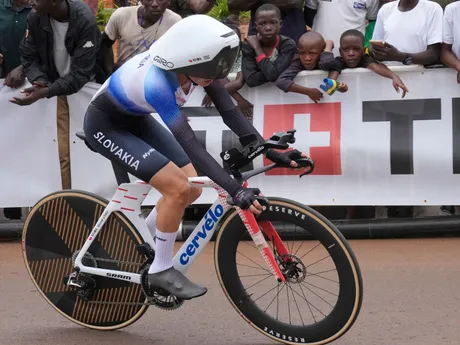 Slovenská cyklistka Viktória Chladoňová počas časovky U23 na MS v Kigali 2025.