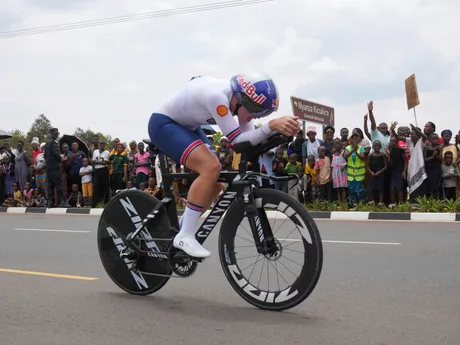 Britská cyklistka Zoe Bäckstedtová ovládla časovku žien U23 na MS v Kigali 2025. 