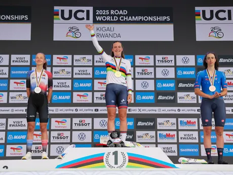 Zľava Viktória Chladoňová, Zoe Bäckstedtová a Federica Venturelliová po časovke U23 na MS v cyklistike 2025.