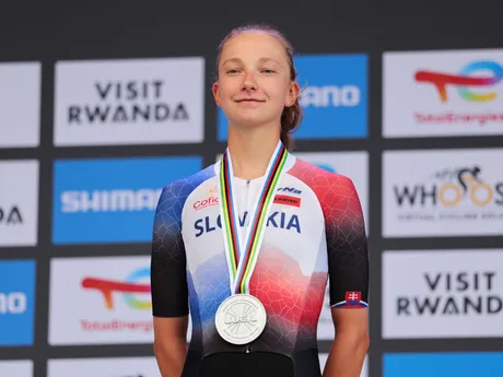 Viktória Chladoňová so striebornou medailou z časovky U23 na MS v cyklistike 2025.