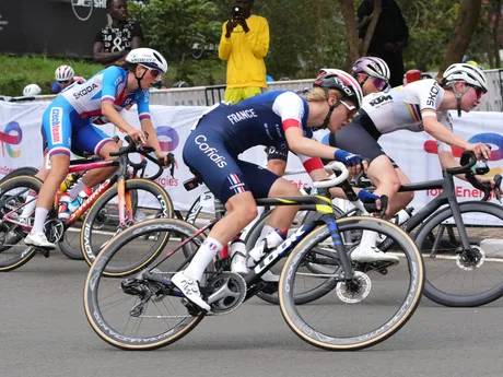 Pelotón v pretekoch žien U23 na MS v cyklistike 2025