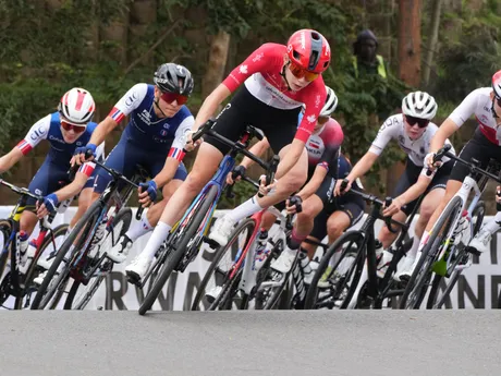 V popredí kanadská cyklistka Isabella Holmgren v pretekoch žien U23 na MS v cyklistike 2025