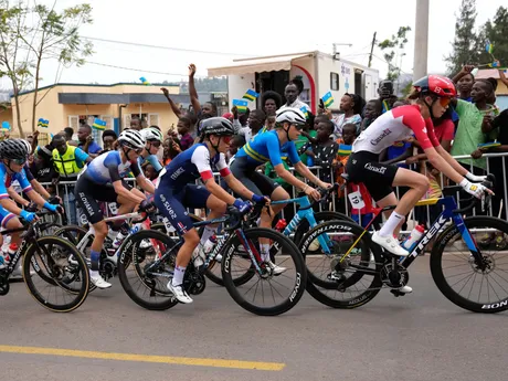 Vpravo Isabella Holmgrenová v pretekoch žien U23 na MS v cyklistike 2025