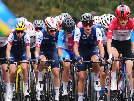 Vpravo Isabella Holmgrenová v pretekoch žien U23 na MS v cyklistike 2025