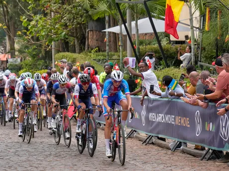 Pelotón s Viktóriou Chladoňovou počas pretekov žien do 23 rokov na MS v cyklistike 2025. 