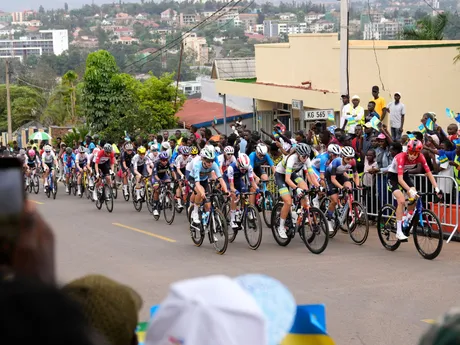 Pelotón počas pretekov žien do 23 rokov na MS v cyklistike 2025. 