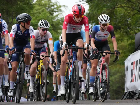 Pelotón počas pretekov žien do 23 rokov na MS v cyklistike 2025. 