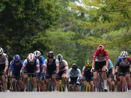 Pelotón počas pretekov žien do 23 rokov na MS v cyklistike 2025. 