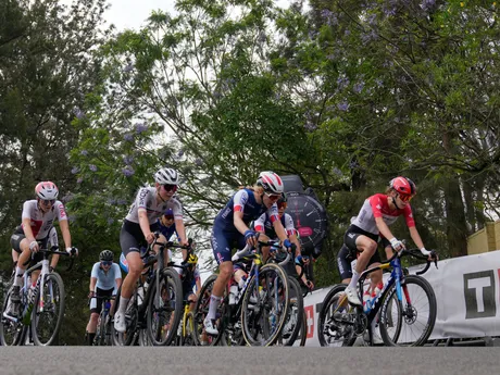 Pelotón počas pretekov žien do 23 rokov na MS v cyklistike 2025. 