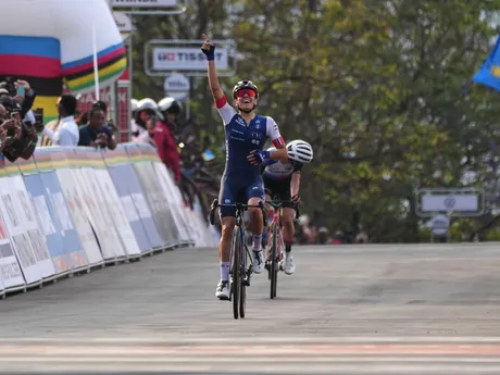 Celia Gery a Viktória Chladoňová počas pretekov žien do 23 rokov na MS v cyklistike 2025. 