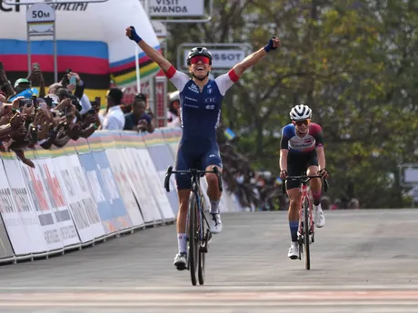 Celia Gery a Viktória Chladoňová počas pretekov žien do 23 rokov na MS v cyklistike 2025. 