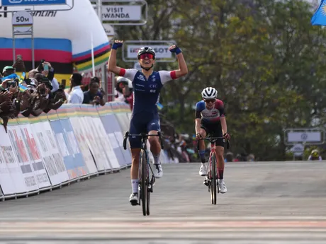 Celia Gery a Viktória Chladoňová počas pretekov žien do 23 rokov na MS v cyklistike 2025. 