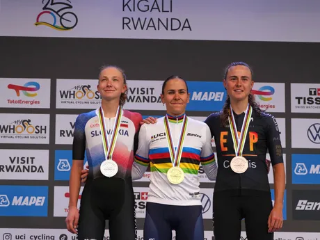 Viktória Chladoňová (vľavo) počas medailového ceremoniálu. 