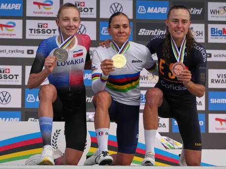 Viktória Chladoňová (vľavo) počas medailového ceremoniálu. 