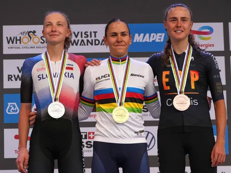 Viktória Chladoňová (vľavo) počas medailového ceremoniálu. 