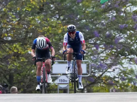 Celia Gery a Viktória Chladoňová počas pretekov žien do 23 rokov na MS v cyklistike 2025. 