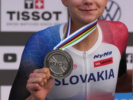 Viktória Chladoňová pózuje so striebornou medailou po pretekoch žien do 23 rokov na MS v cyklistike 2025. 