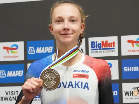 Viktória Chladoňová pózuje so striebornou medailou po pretekoch žien do 23 rokov na MS v cyklistike 2025. 