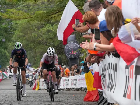 Noemi Ruegg a Mireia Benito Pellicer na MS v cyklistike 2025.