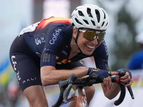 Tretia Španielka Mavi Garcíaová prichádza do cieľa na MS v cyklistike.