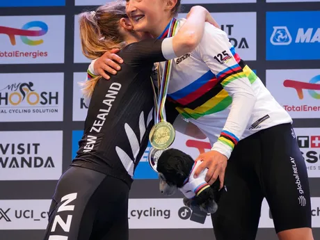 Vpravo Kanaďanka Magdeleine Vallieresová a strieborná Niamh Fisherová-Blacková na stupni víťazov na MS v cyklistike.