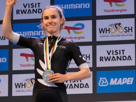Strieborná Niamh Fisherová-Blacková na stupni víťazov na MS v cyklistike.