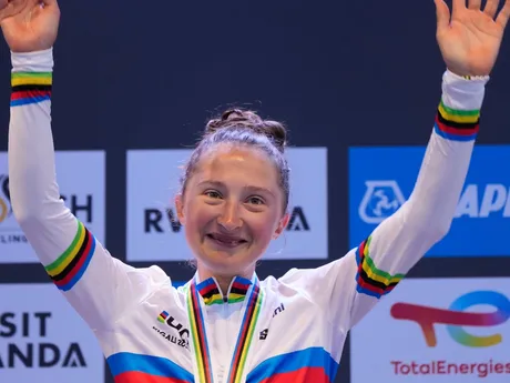 Kanaďanka Magdeleine Vallieresová so zlatou medailou po triumfe na MS v cyklistike.