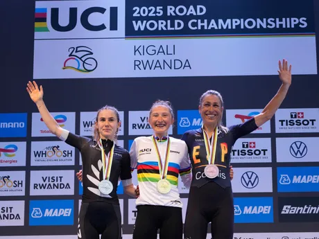 V strede Magdeleine Vallieresová sa teší zo zisku zlatej medaily na MS v cyklistike.