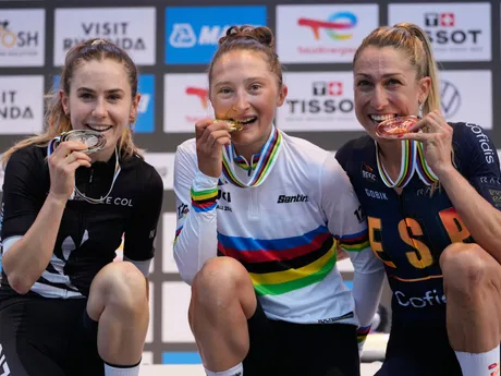 V strede Magdeleine Vallieresová sa teší zo zisku zlatej medaily na MS v cyklistike.