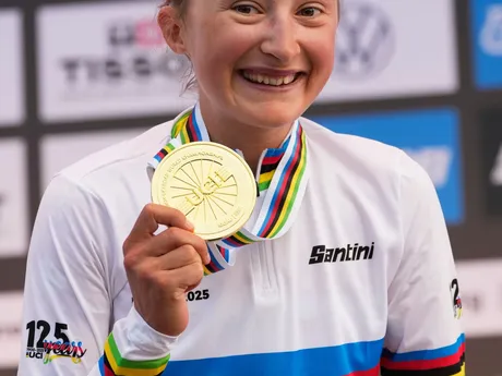Kanaďanka Magdeleine Vallieresová so zlatou medailou po triumfe na MS v cyklistike.