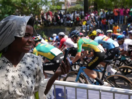 Fanúšička počas individuálnych pretekov mužov na MS v cestnej cyklistike v Kigali.