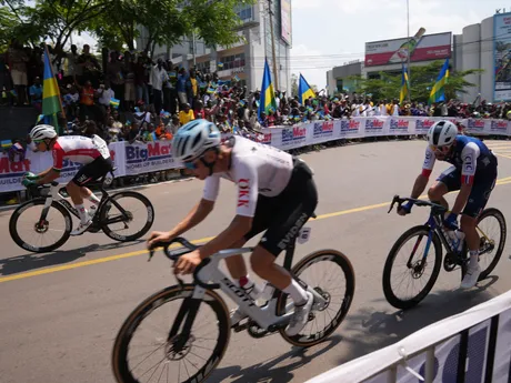 Cyklisti počas individuálnych pretekov mužov na MS v cestnej cyklistike v Kigali.