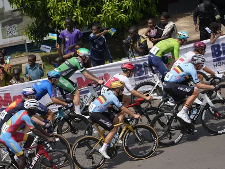 Cyklisti počas individuálnych pretekov mužov na MS v cestnej cyklistike v Kigali.