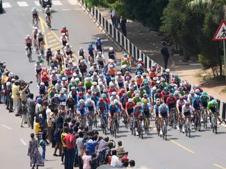 Cyklisti počas individuálnych pretekov mužov na MS v cestnej cyklistike v Kigali.