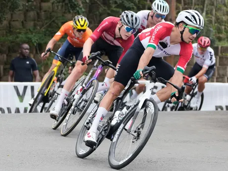 Cyklisti počas individuálnych pretekov mužov na MS v cestnej cyklistike v Kigali.