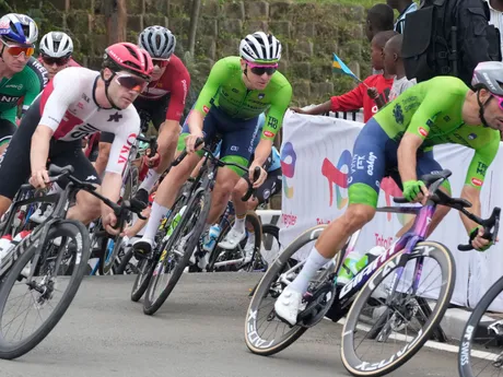 Cyklisti počas individuálnych pretekov mužov na MS v cestnej cyklistike v Kigali.