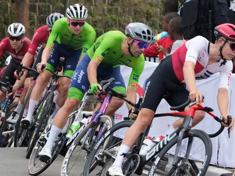 Cyklisti počas individuálnych pretekov mužov na MS v cestnej cyklistike v Kigali.