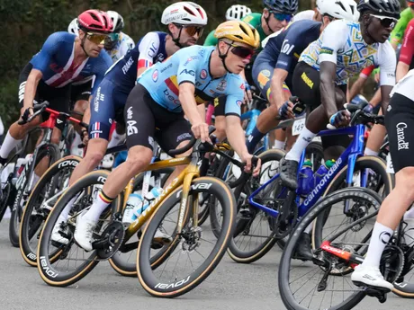 Cyklisti počas individuálnych pretekov mužov na MS v cestnej cyklistike v Kigali.