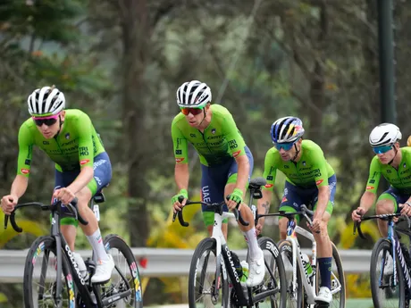 Tadej Pogačar vedie tím Slovinska počas individuálnych pretekov mužov na MS v cestnej cyklistike v Kigali.