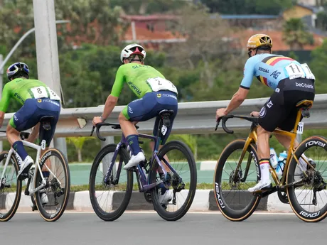 Cyklisti počas individuálnych pretekov mužov na MS v cestnej cyklistike v Kigali.