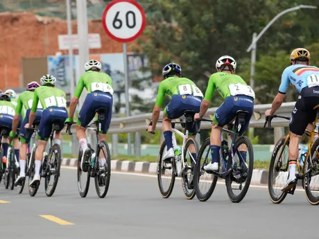 Cyklisti počas individuálnych pretekov mužov na MS v cestnej cyklistike v Kigali.