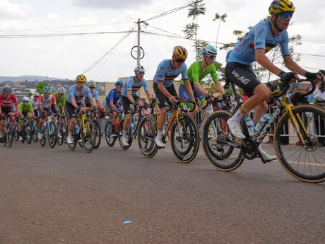 Cyklisti počas individuálnych pretekov mužov na MS v cestnej cyklistike v Kigali.