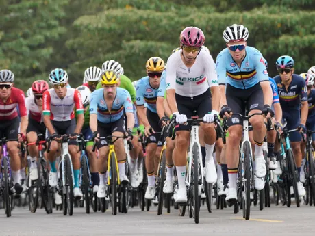 Cyklisti počas individuálnych pretekov mužov na MS v cestnej cyklistike v Kigali.