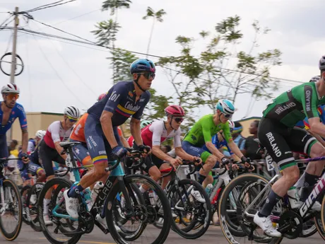 Cyklisti počas individuálnych pretekov mužov na MS v cestnej cyklistike v Kigali.