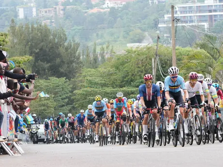 Cyklisti počas individuálnych pretekov mužov na MS v cestnej cyklistike v Kigali.